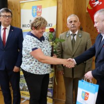 Powiększ zdjęcie Wręczenie Aktów Powołania. Gratulacje Wiesławie Wronie składa Wicestarosta Łukasz Karpiński.