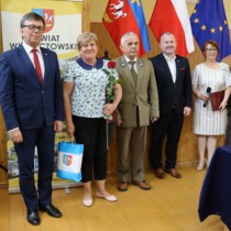 Powiększ zdjęcie Od lewej stoją: Starosta Dariusz Czechowski, Wiesława Wrona, Przewodniczący Rady Zbigniew Matyśkiewicz, Wicestarosta Łukasz Karpiński, Członek Zarządu Małgorzata Gusta, Kierownik Wydziału Promocji i Rozwoju Aneta Dziubek