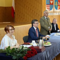 Powiększ zdjęcie Głos zabiera Przewodniczący Rady Powiatu Włoszczowskiego Zbigniew Matyśkiewicz