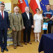Powiększ zdjęcie Od lewej stoją: Starosta Dariusz Czechowski, Przewodniczący Rady Zbigniew Matyśkiewicz, Wicestarosta Łukasz Karpiński, Członek Zarządu Małgorzata Gusta, Jan Powązka, Kierownik Wydziału Promocji i Rozwoju Aneta Dziubek