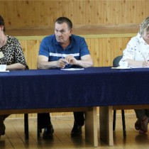 Powiększ zdjęcie Od lewej siedzą: Przewodnicząca Powiatowej Rady KGW Beata Bąk, Wiceprzewodniczący Jan Powązka, Sekretarz Izabela Turczyn.