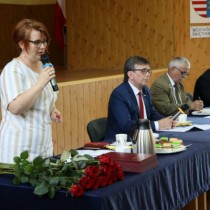 Powiększ zdjęcie Głos zabiera Członek Zarządu Powiatu Włoszczowskiego Małgorzata Gusta