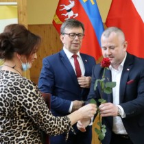 Powiększ zdjęcie Wręczenie Aktów Powołania. Gratulacje Beacie Bąk składa Wicestarosta Łukasz Karpiński.