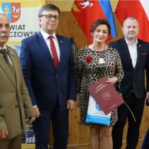 Powiększ zdjęcie Od lewej stoją: Przewodniczący Rady Zbigniew Matyśkiewicz, Starosta Dariusz Czechowski, Beata Bąk, Wicestarosta Łukasz Karpiński, Członek Zarządu Małgorzata Gusta.