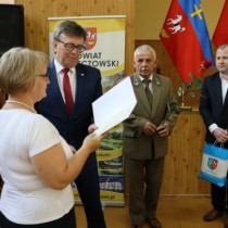 Powiększ zdjęcie Wręczenie Aktów Powołania. Gratulacje Monice Dąbek składa Starosta Włoszczowski Dariusz Czechowski.
