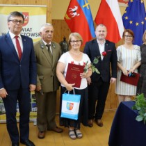 Powiększ zdjęcie Od lewej stoją: Starosta Dariusz Czechowski, Przewodniczący Rady Zbigniew Matyśkiewicz, Monika Dąbek, Wicestarosta Łukasz Karpiński, Członek Zarządu Małgorzata Gusta, Kierownik Wydziału Promocji i Rozwoju Aneta Dziubek