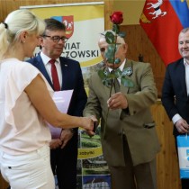Powiększ zdjęcie Wręczenie Aktów Powołania. Gratulacje Ewie Frączek składa Przewodniczący Rady Powiatu Włoszczowskiego Zbigniew Matyśkiewicz.