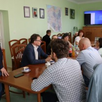 Powiększ zdjęcie Jeden z filmowców opowiada uczestnikom spotkania o planach związanych z nakręceniem filmu fabularnego 