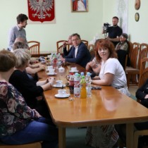 Powiększ zdjęcie Jeden z filmowców opowiada uczestnikom spotkania o zbieraniu materiałów potrzebnych do napisania scenariusza