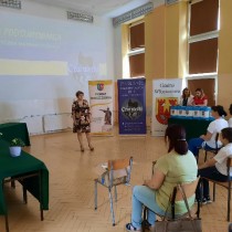 Powiększ zdjęcie Nauczyciel%20matematyki%20Renata%20Konwiak%20wita%20laureatów%20konkursu