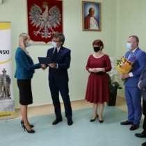 Powiększ zdjęcie Starosta Włoszczowski Dariusz Czechowski wręcza powołanie  na Dyrektora PCK-R Włoszczowa pani Teresie Chudy