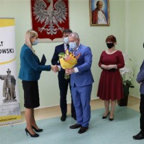 Powiększ zdjęcie Wicestarosta wręcza bukiet kwiatów powołanej na stanowisko Dyrektora PCK-R Włoszczowa Teresie Chudy