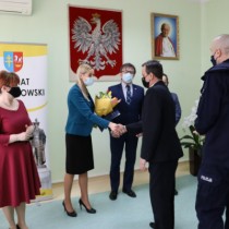 Powiększ zdjęcie Powołanej na stanowisko Dyrektora PCK-R Włoszczowa Teresie Chudy gratulują Komendant Powiatowy PSP we Włoszczowie i Pierwszy Zastępca Komendanta Powiatowego Policji we Włoszczowie