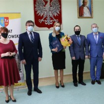 Powiększ zdjęcie Od lewej stoją: Członek Zarządu Powiatu Włoszczowskiego, Starosta Włoszczowski, Dyrektor PCK-R Włoszczowa, Członek Zarządu Powiatu Włoszczowskiego, Wicestarosta