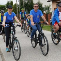 Powiększ zdjęcie Rowerzyści z Włoszczowy i Zawiercia wjeżdżają do Lasocina