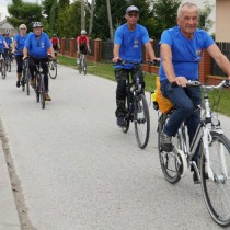 Powiększ zdjęcie Rowerzyści z Włoszczowy i Zawiercia wjeżdżają do Lasocina