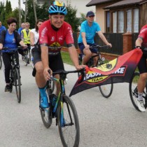 Powiększ zdjęcie Rowerzyści z Włoszczowy i Zawiercia wjeżdżają do Lasocina