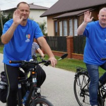 Powiększ zdjęcie Rowerzyści z Włoszczowy i Zawiercia wjeżdżają do Lasocina