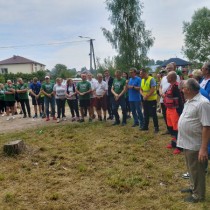 Powiększ zdjęcie Grupy rowerzystów z powiatów włoszczowskiego, koneckiego, jędrzejowskiego, kieleckiego i zawierciańskiego przed pomnikiem w Lasocinie. Głos zabiera Starosta Włoszczowski Dariusz Czechowski.
