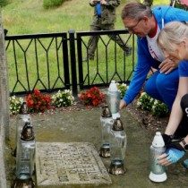 Powiększ zdjęcie Dyrektor PCK-R i Wicestarosta Zawierciański zapalają znicze przed jednym z pomników