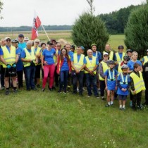 Powiększ zdjęcie Grupa rowerzystów z Włoszczowy i Zawiercia przed pomnikiem w Olesznie