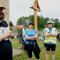 Powiększ zdjęcie Jarosław Kowalski ze Stowarzyszenia Pamięci Narodowych Sił Zbrojnych Ziemi Włoszczowskiej opowiada o pomniku w Żeleźnicy