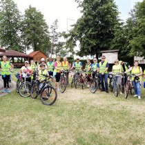 Powiększ zdjęcie Uczestnicy%20rajdu%20na%20placu%20Powiatowego%20Centrum%20Kulturalno-Rekreacyjnego%20we%20Włoszczowie