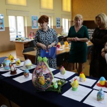 Powiększ zdjęcie Komisja Konkursowa ocenia pisanki