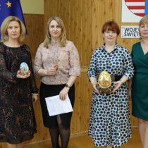Powiększ zdjęcie Komisja Konkursowa  z nagrodzonymi pisankami