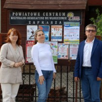 Powiększ zdjęcie Przed%20budynkiem%20PCK-R,%20w%20którym%20mieści%20się%20Centrum%20Pomocy%20Uchodźcom%20stoją:%20Członek%20Zarządu%20Powiatu%20Małgorzata%20Gusta,%20Konsultant%20do%20spraw%20uchodźców%20pani%20Wiktoria%20i%20Starosta%20Włoszczowski%20Dariusz%20Czechowski