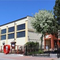 Powiększ zdjęcie Budynek Powiatowego Centrum Kulturalno-Rekreacyjnego we Włoszczowie, w którym mieści się Centrum Pomocy Uchodźcom