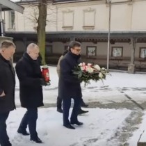 Powiększ zdjęcie Od lewej: Jan Skoczek, Wicestarosta Łukasz Karpiński- trzyma czerwony znicz, Starosta Dariusz Czechowski - trzyma wiązankę biało- czerwonych kwiatów.