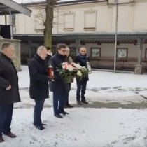 Powiększ zdjęcie Od%20lewej%20stoją:%20Jan%20Skoczek,%20Wicestarosta%20Łukasz%20Karpiński-%20trzyma%20czerwony%20znicz,%20Starosta%20Dariusz%20Czechowski%20-%20trzyma%20wiązankę,%20Krzysztof%20Chudziński,%20Cezary%20Michalski%20-%20trzyma%20biały%20znicz.