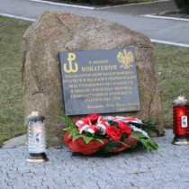 Powiększ zdjęcie Tablica poświęcona mieszkańcom ziemi włoszczowskiej poległym w walkach o niepodległość oraz pomordowanym i więzionym w okresie sowieckiej okupacji i komunistycznego zniewolenia w latach 1945 – 1956