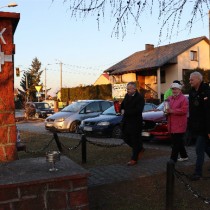 Powiększ zdjęcie Delegacja zapala znicze przed pomnikiem upamiętniającym żołnierzy AK i BCH poległych na ziemi włoszczowskiej, który znajduje się na Placu Majora Mieczysława Tarchalskiego