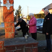 Powiększ zdjęcie Delegacja zapala znicze przed pomnikiem upamiętniającym żołnierzy AK i BCH poległych na ziemi włoszczowskiej, który znajduje się na Placu Majora Mieczysława Tarchalskiego