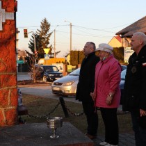 Powiększ zdjęcie Delegacja zapala znicze przed pomnikiem upamiętniającym żołnierzy AK i BCH poległych na ziemi włoszczowskiej, który znajduje się na Placu Majora Mieczysława Tarchalskiego
