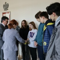 Powiększ zdjęcie Starosta Włoszczowski  i Członek Zarządu Powiatu dorzucają do skarbonki pieniądze na wyjazdy „Poznaj Polskę”