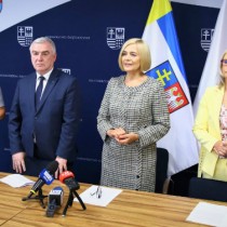 Powiększ zdjęcie Organizatorzy%20spotkania.%20Gości%20wita%20Wicemarszałek%20Renata%20Janik.