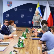 Powiększ zdjęcie Wicemarszałek Renata Janik rozmawia z uczestnikami spotkania
