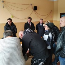 Powiększ zdjęcie  Mieszkańcy Motyczna oglądają koncepcję rozwiązań projektowych planowanego przedsięwzięcia