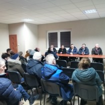 Powiększ zdjęcie Starosta omawia z uczestnikami spotkania projekt inwestycji drogowej