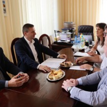Powiększ zdjęcie Przedstawiciele%20BGK%20Hubert%20Balicki%20i%20Marcin%20Piętak%20oraz%20Wicestarosta%20Łukasz%20Karpiński,%20Starosta%20Dariusz%20Czechowski%20i%20Skarbnik%20Powiatu%20Agnieszka%20Górska
