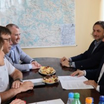 Powiększ zdjęcie Skarbnik Powiatu Agnieszka Górska, Starosta Dariusz Czechowski, Wicestarosta Łukasz Karpiński, Przedstawiciele BGK Hubert Balicki i Marcin Piętak