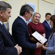 Powiększ zdjęcie Starosta Włoszczowski składa gratulacje stypendystce z Zespołu Szkół nr 3 we Włoszczowie