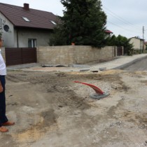 Powiększ zdjęcie Starosta Włoszczowski Dariusz Czechowski i Dyrektor Zarządu Dróg Powiatowych Norbert Gąsieniec na rozbudowywanej ul. Ogrodowej we Włoszczowie