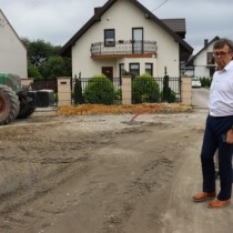 Powiększ zdjęcie Starosta Włoszczowski Dariusz Czechowski i Dyrektor Zarządu Dróg Powiatowych Norbert Gąsieniec na rozbudowywanej ul. Ogrodowej we Włoszczowie