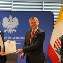 Powiększ zdjęcie Wojewoda%20Świętokrzyski%20Zbigniew%20Koniusz%20wręcza%20jeden%20egzemplarz%20podpisanej%20umowy%20Krzysztofowi%20Rutkowskiemu%20z%20ZOZ%20Włoszczowa