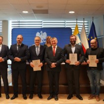 Powiększ zdjęcie Wojewoda Świętokrzyski Zbigniew Koniusz z reprezentantami podmiotów leczniczych, które otrzymały dofinansowanie z Funduszu Przeciwdziałania COVID-19