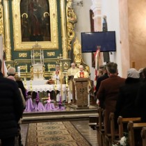 Powiększ zdjęcie Kościół pw. Wniebowzięcia NMP we Włoszczowie. Obchody 37. rocznicy protestu w obronie krzyży w Zespole Szkół Zawodowych. Msza święta.